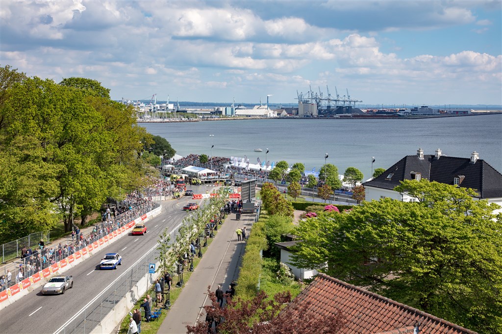 Classic Race Aarhus i de skønne omgivelser ved Aarhusbugten indgår nu i et grønt samarbejde med Aarhus Kommune og AURA.
(Foto: Classic Race Aarhus / Torben Hrab)
